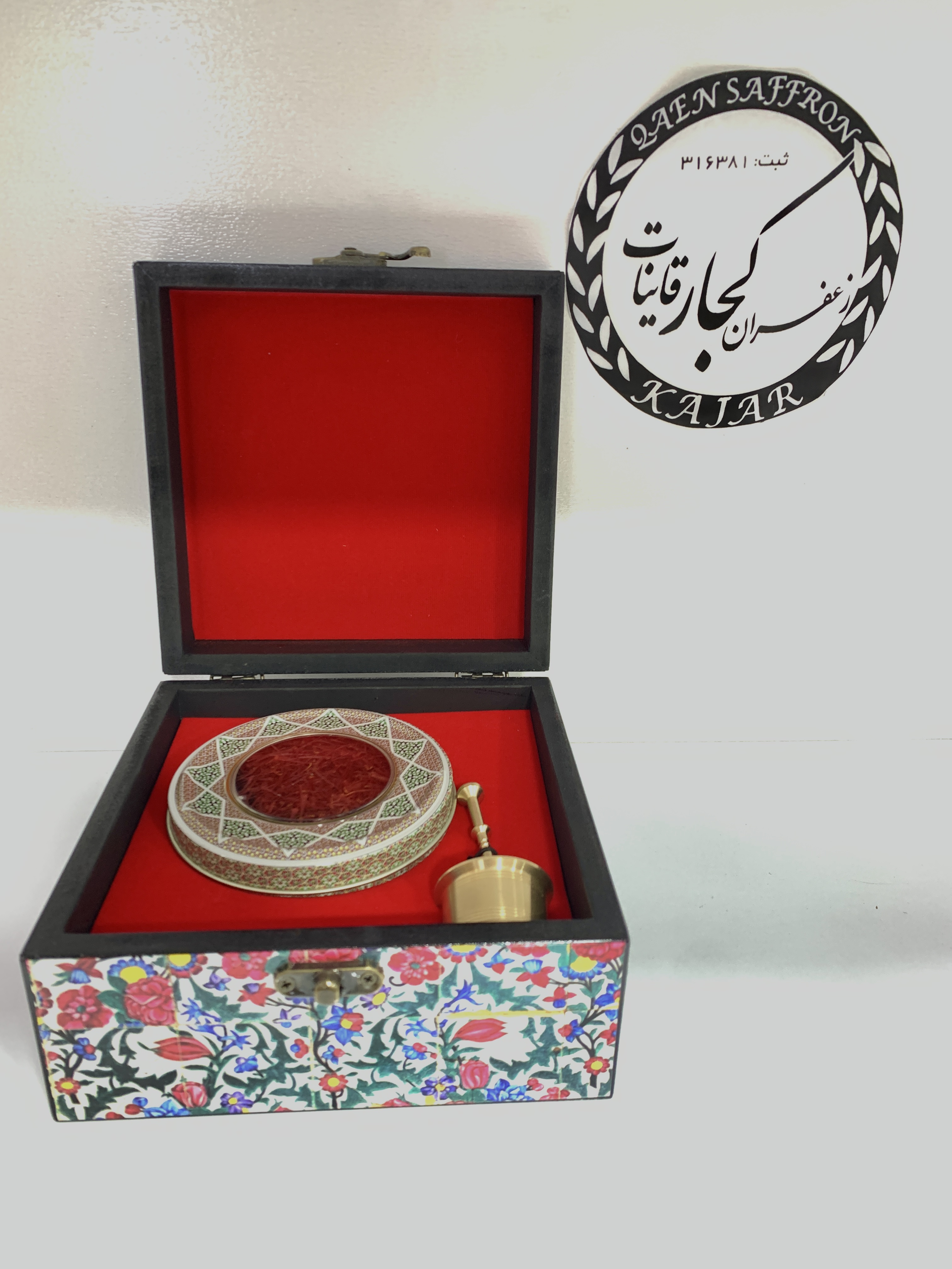 پک هدیه چوبی طرح کاشی با یک مثقال زعفران