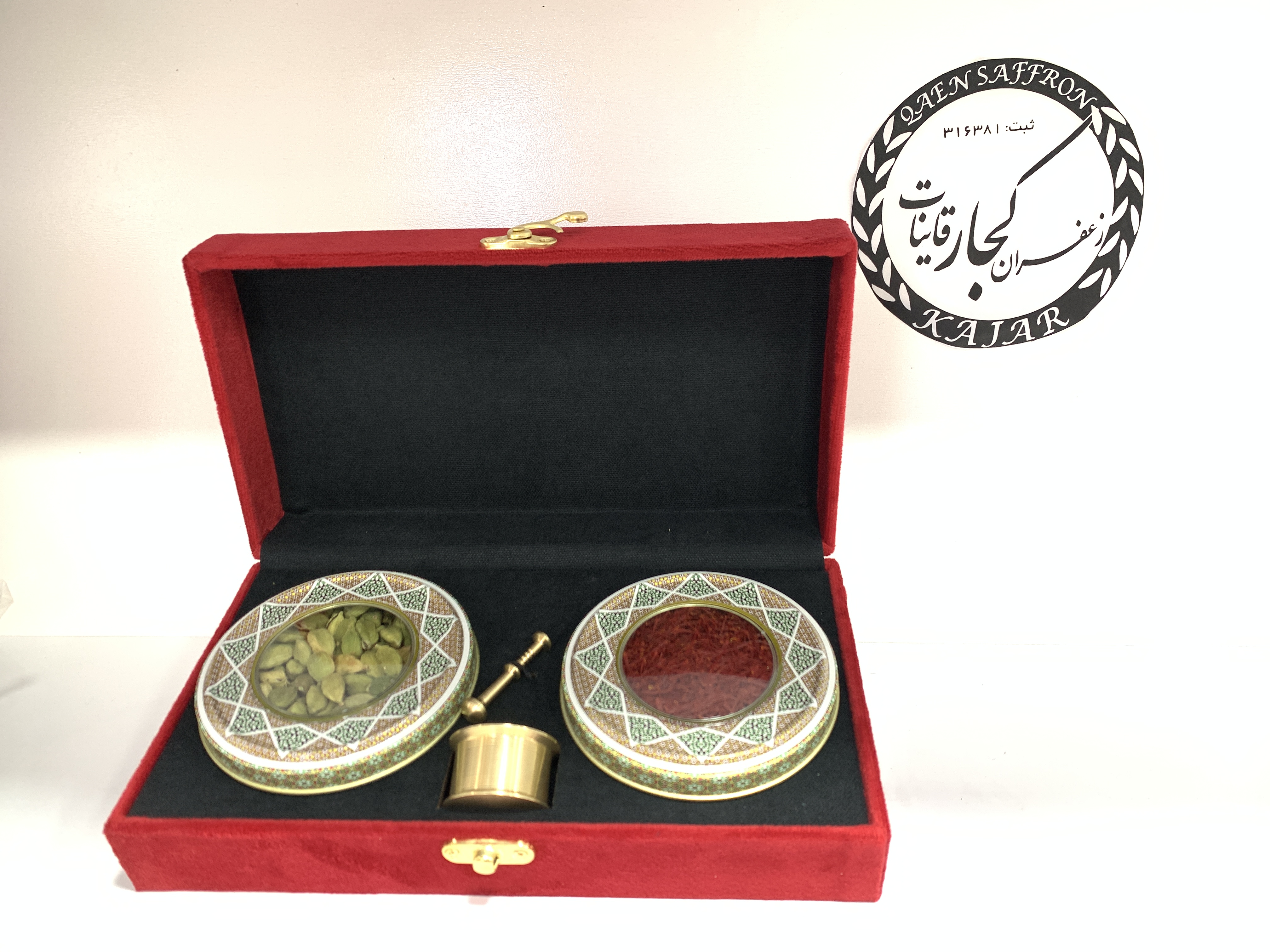 پک هدیه مخمل با یک مثقال زعفران و 10 گرم هل